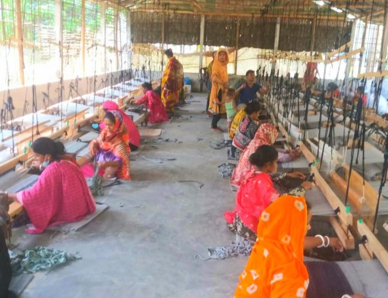 Hand loom rugs in production